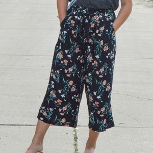 AE Xsmall floral Culottes - NWOT
